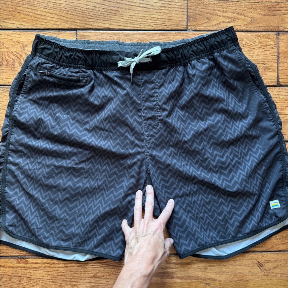 Vuori Kore Short Mens XXL Charcoal Grey Chevron Zigzag Performance 4-Way Stretch